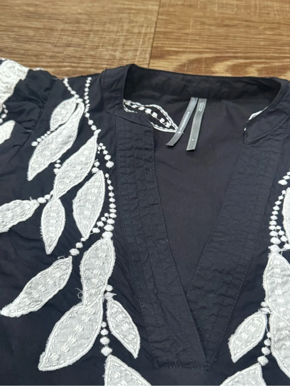 Anthropologie Black White Embroidered Leaf Boho V-Neck Blouse Top Sz S